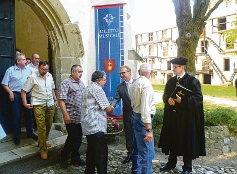 Begrung der Gste nach dem Gottesdienst durch ...