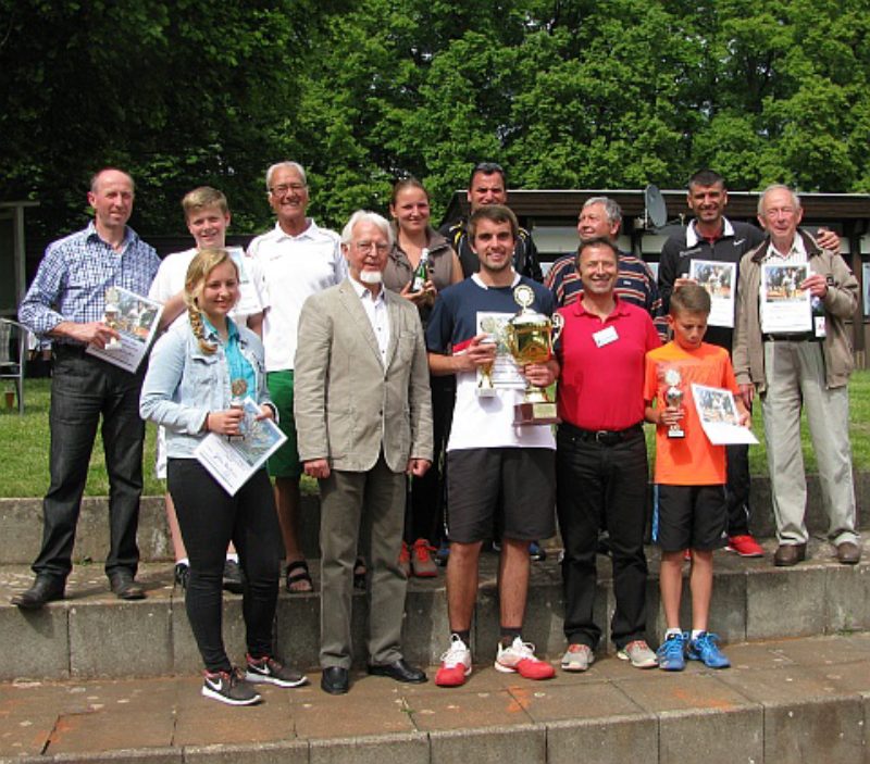 Die Sieger des Tennisturniers, jeweils von links ...