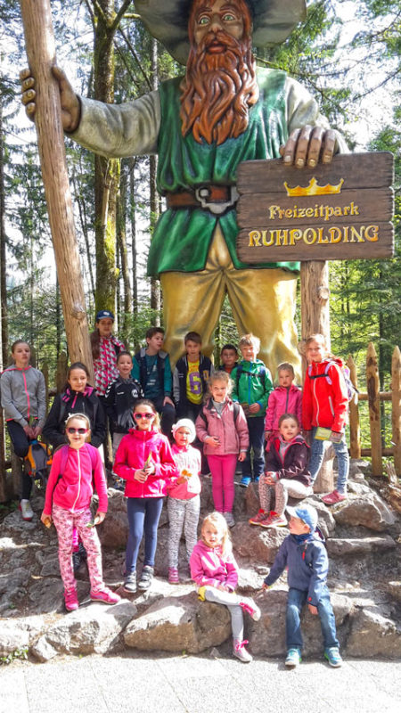 Kindergruppe aus Traunreut im Mrchenpark ...