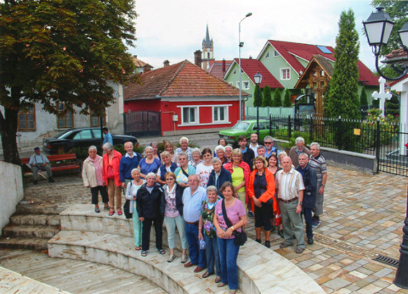 Traunreuter Reisegruppe vor der Gedenksttte fr ...