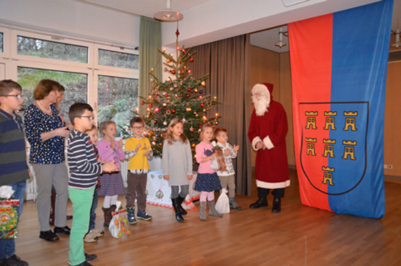 Nikolaus, umringt von Kindern der Kreisgruppe ...