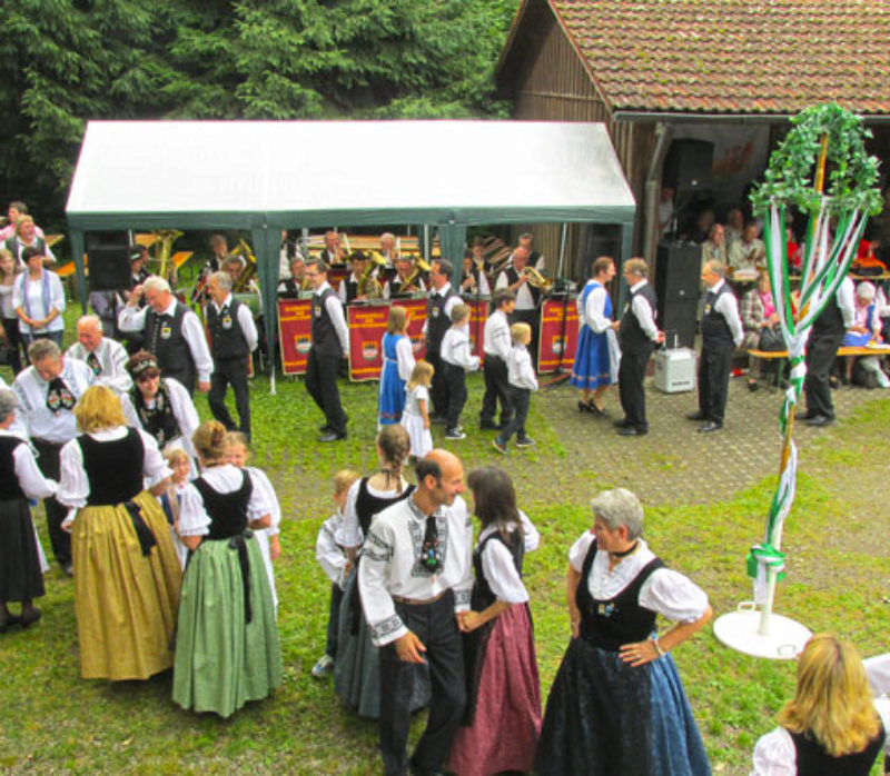 Siebenbrger und Banater beim Trachtenaufmarsch ...