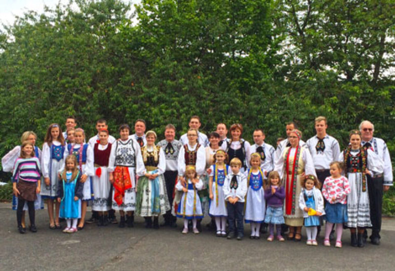 Teilnehmer der Kinder- und Erwachsenentanzgruppe ...