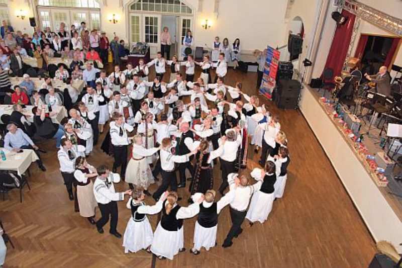 Aufmarsch der Tanzgruppen beim Landesfest in ...