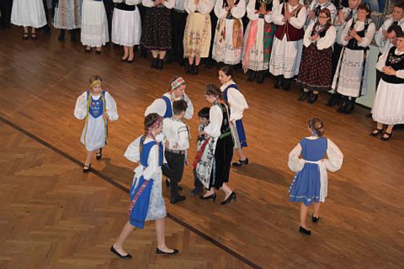 Die Kindertanzgruppe Wiehl-Bielstein tritt ...