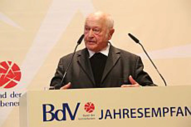 Erhielt die Ehrenplakette des BdV: Großdechant ...