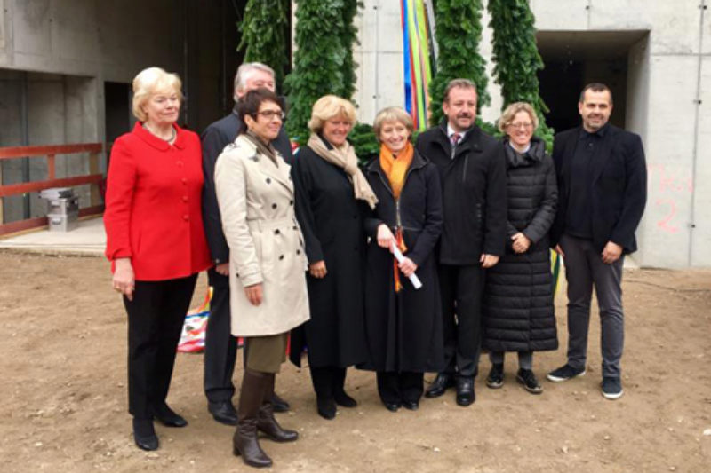 Beim Richtfest am Deutschlandhaus in Berlin, von ...