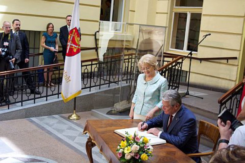 Bundespräsident Joachim Gauck trägt sich im ...