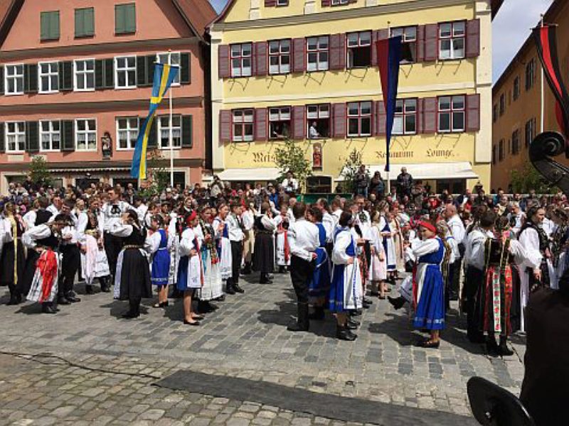 Die Tanzgruppen bei der Aufstellung zum ...