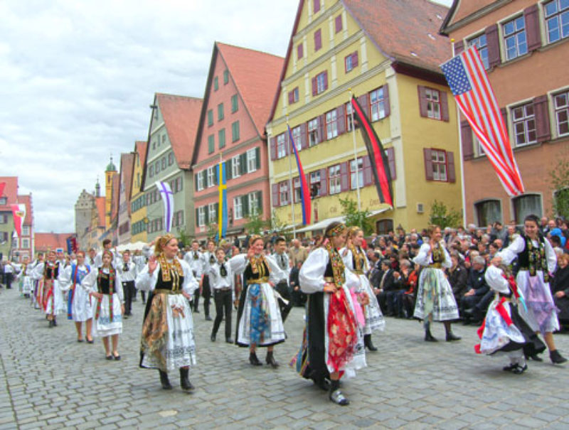 Rund 3000 Trachtentrger nahmen am Festumzug ...