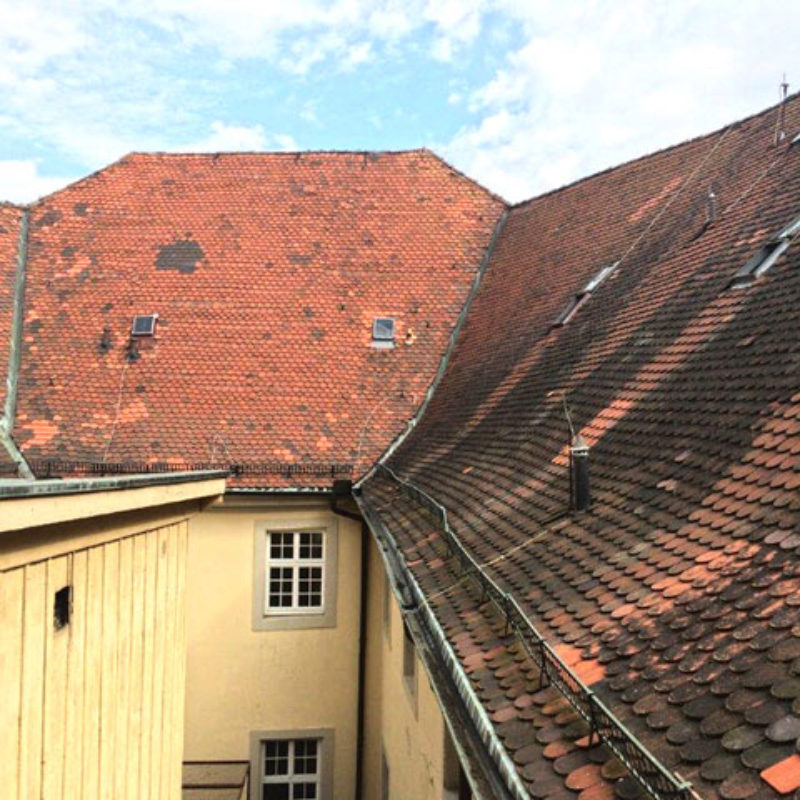 Ausgebessertes Dach mit verlegten Dachziegeln, ...