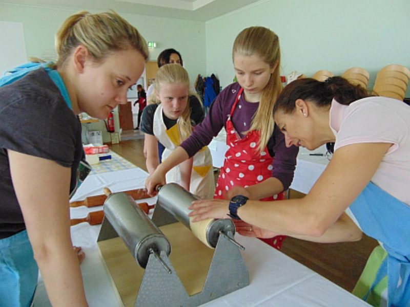 Baumstriezel-Seminar in Lohhof: lernbegierige ...