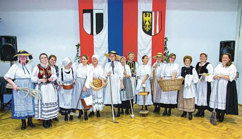 Gruppenbild der Damen, die beim „Theater“ ...