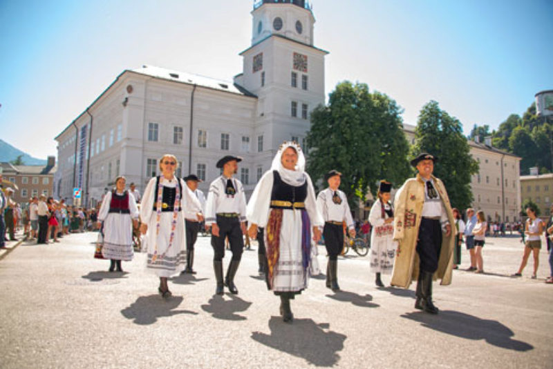 Trachtenumzug durch die Altstadt von Salzburg; ...