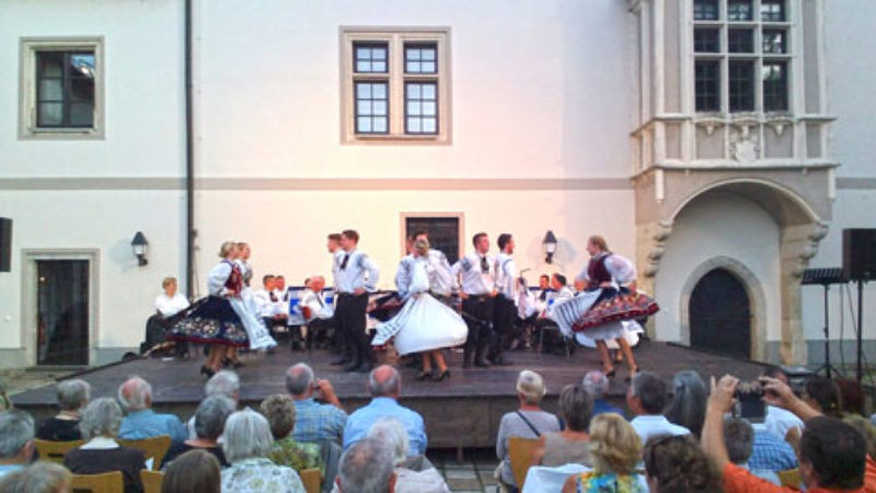 Mit einem lebensfrohen Musik- und Tanzprogramm ...