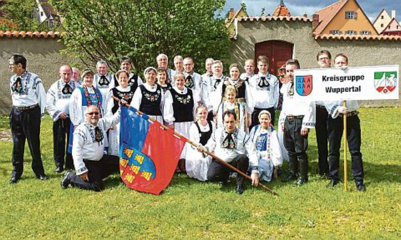 Gruppenbild der Wuppertaler Trachtentrger, die ...