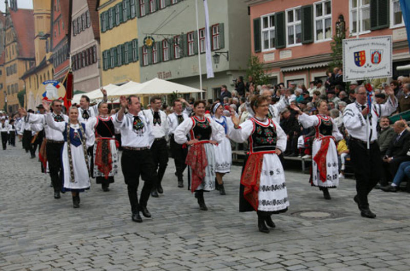 Die Tanzgruppe Aschaffenburg in Dinkelsbhl. ...