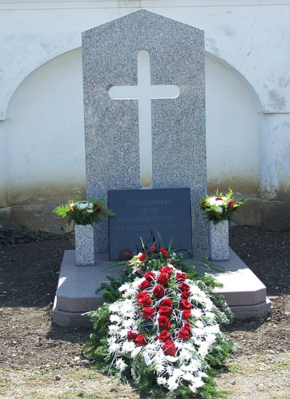 Das neue Denkmal auf dem Friedhof in Brenndorf ...