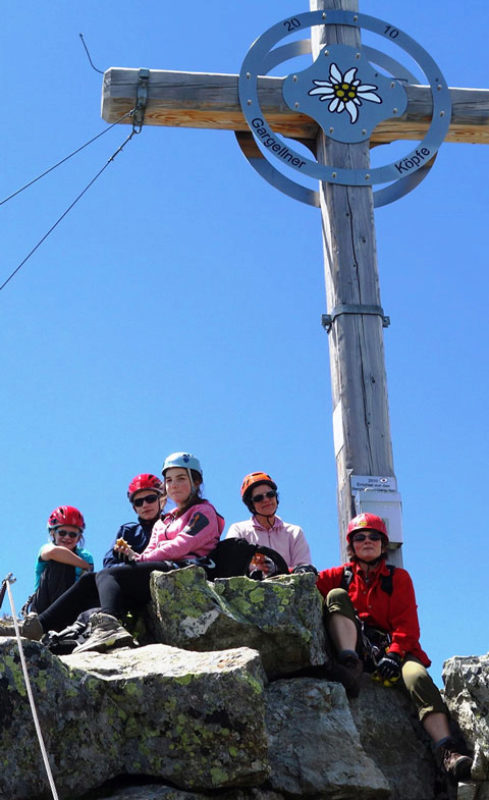 Jugendgruppe bei Klettersteigbegehung in ...