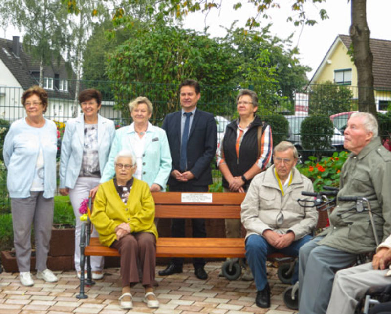 Wiehls Brgermeister Ulrich Stcker (stehend, ...