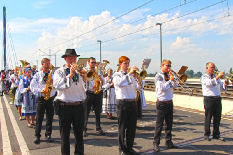 Siebenbrgische Blasmusikanten beim Festzug in ...