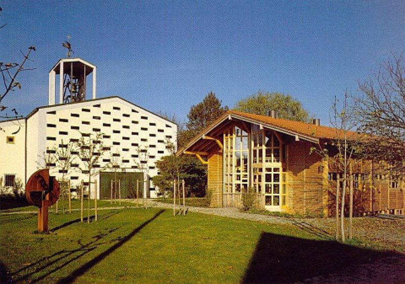Die Evangelische Kirche und das Gemeindehaus in ...