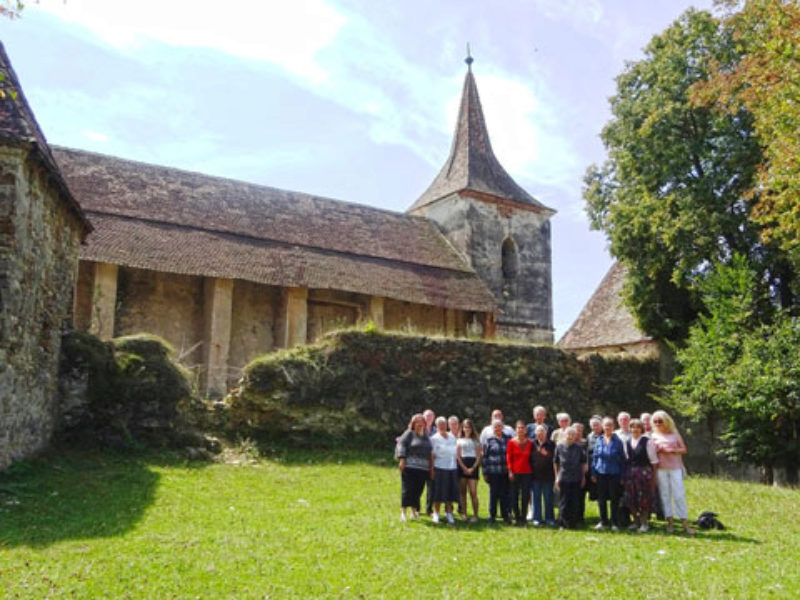 Gste vor der Felmerer Kirche. 	Foto: Ilse ...