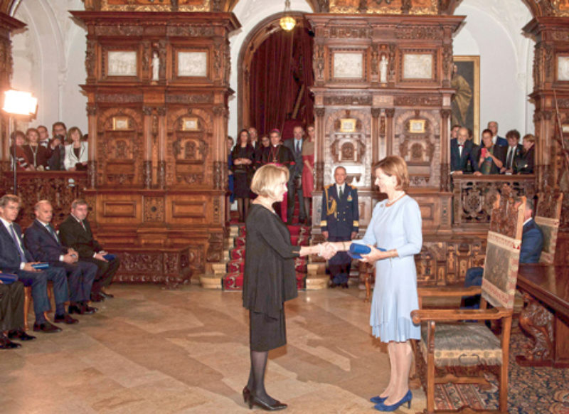 Erbprinzessin Margareta (rechts) berreicht Dr. ...