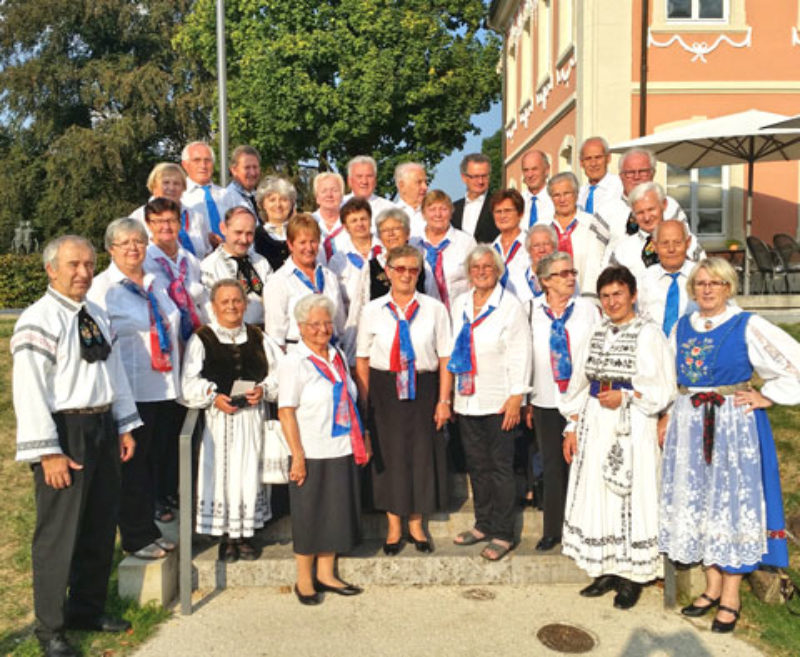 Auftritt des Chores und der Erwachsenentanzgruppe ...