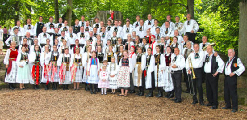 Trachtentrger beim Begegnungsfest mit Kronenfest ...