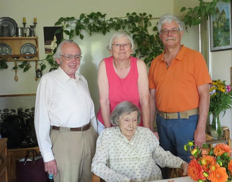 Herta Schuster (104) mit ihren drei Kindern, von ...