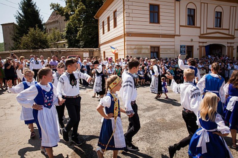 Junge Leute in siebenbrgisch-schsischer Tracht ...