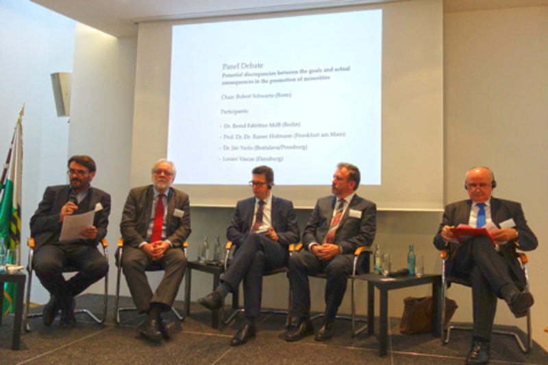 Robert Schwartz moderiert die Podiumsdiskussion ...