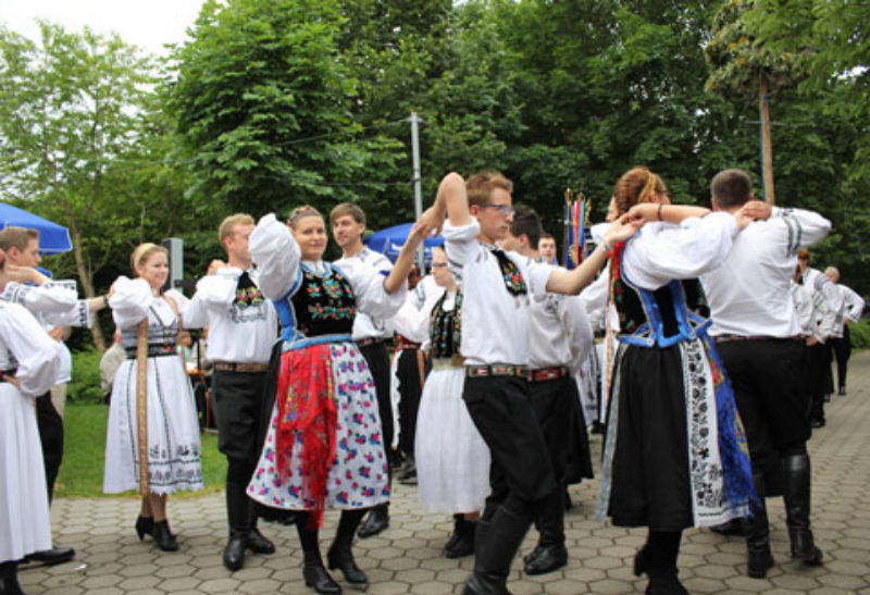 Mitglieder der Jugendtanzgruppe Mnchen beim ...