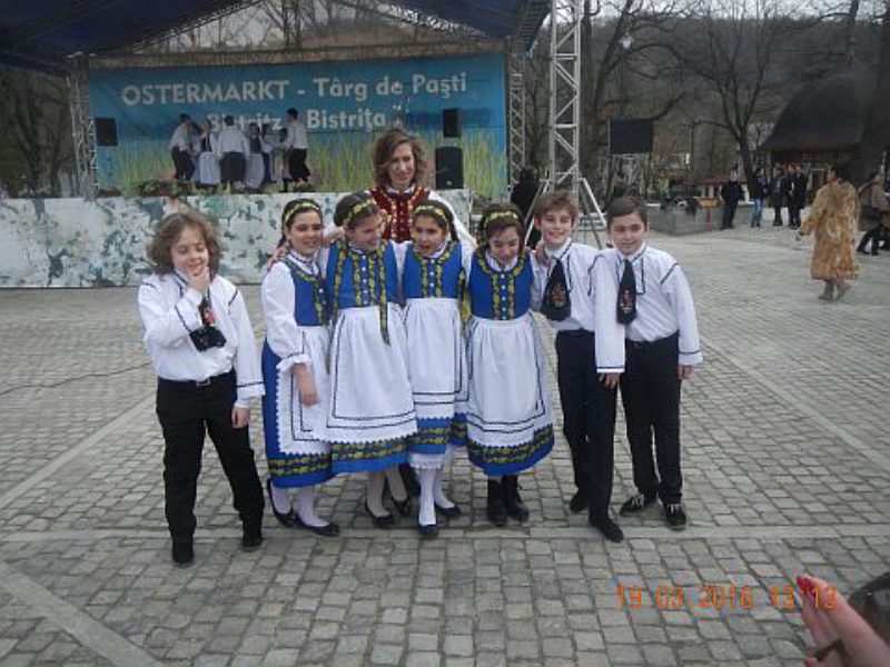 Viertklssler mit ihrer Leiterin Isabella Popescu ...