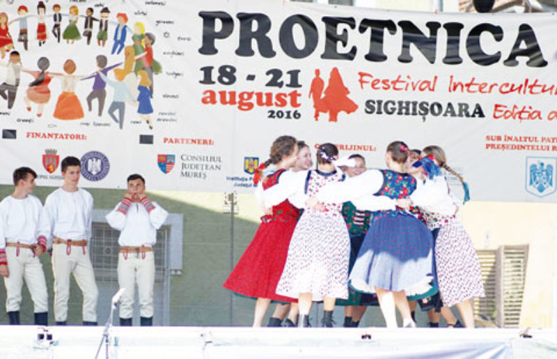 Das multiethnische Festival in Schburg stand ...