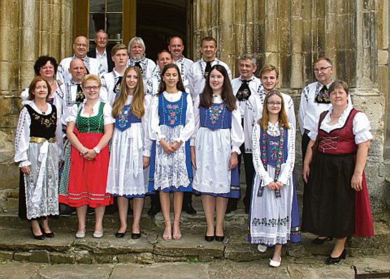 Reichesdorfer in Tracht nach dem Gottesdienst ...