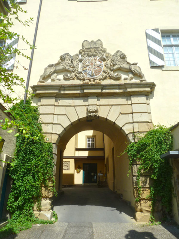 Haupteingang von Schloss Horneck mit dem Wappen ...