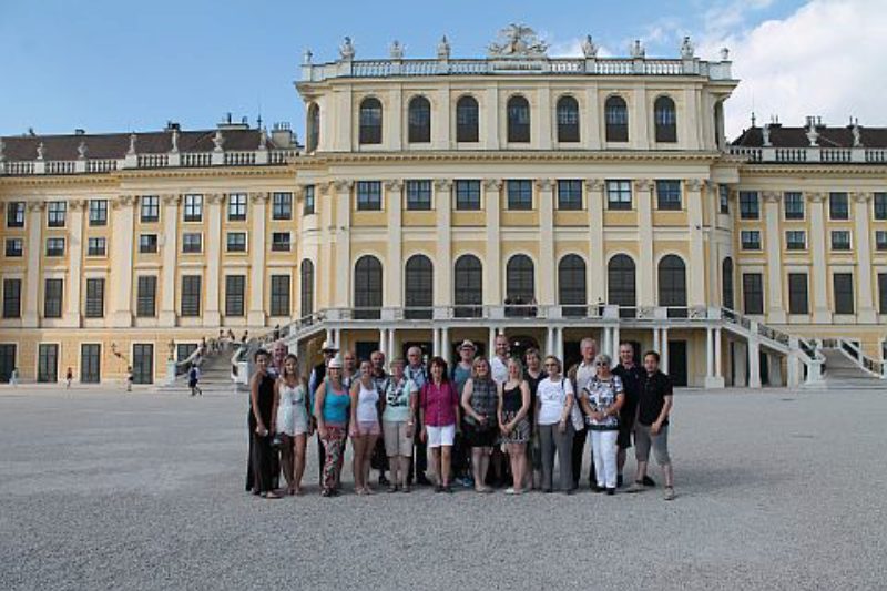 Die Teilnehmer der SJD-Reise vor dem Schloss ...