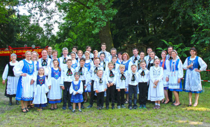 Gruppenbild mit allen Trachtentrgern, die beim ...