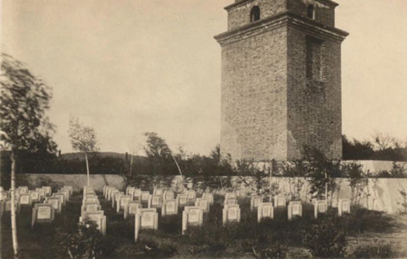 Der deutsche Heldenfriedhof mit dem Denkmalturm ...