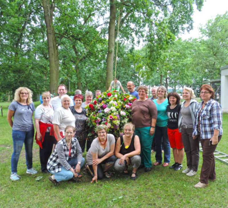 Helfer beim Kronenbinden in Wolfsburg. Foto: ...