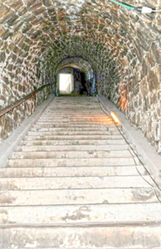 Blick in den Felsenkeller von Schloss Horneck. ...