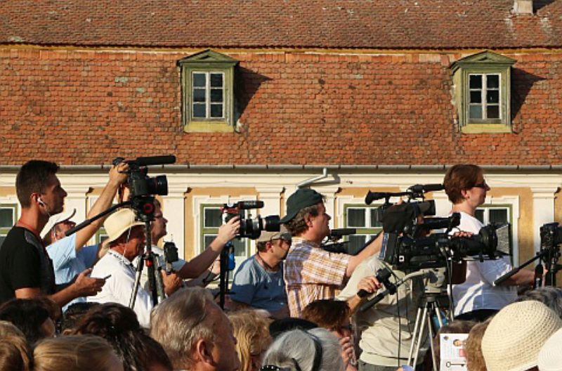 Die Fotografenmeute beim Singspiel in Freck. In ...