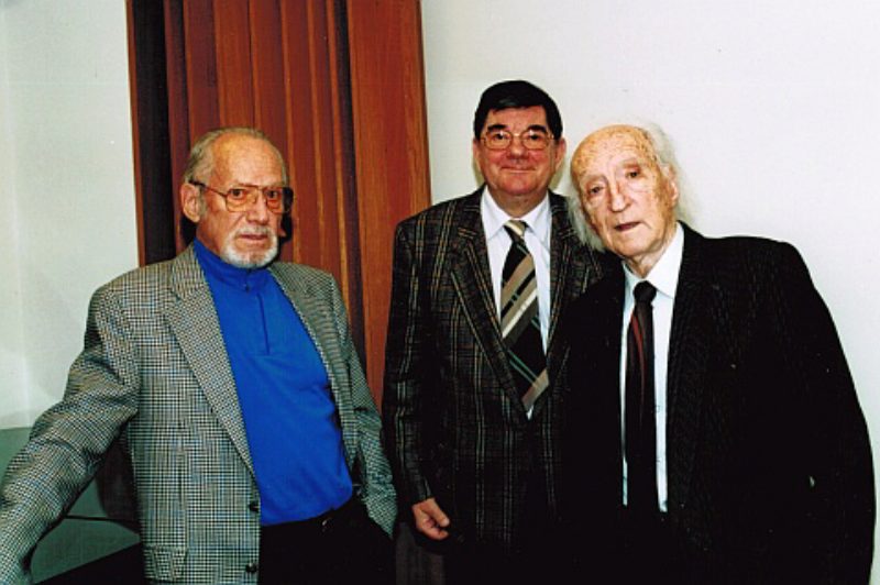 Georg Scherg (rechts) mit Hans Bergel (links) und ...