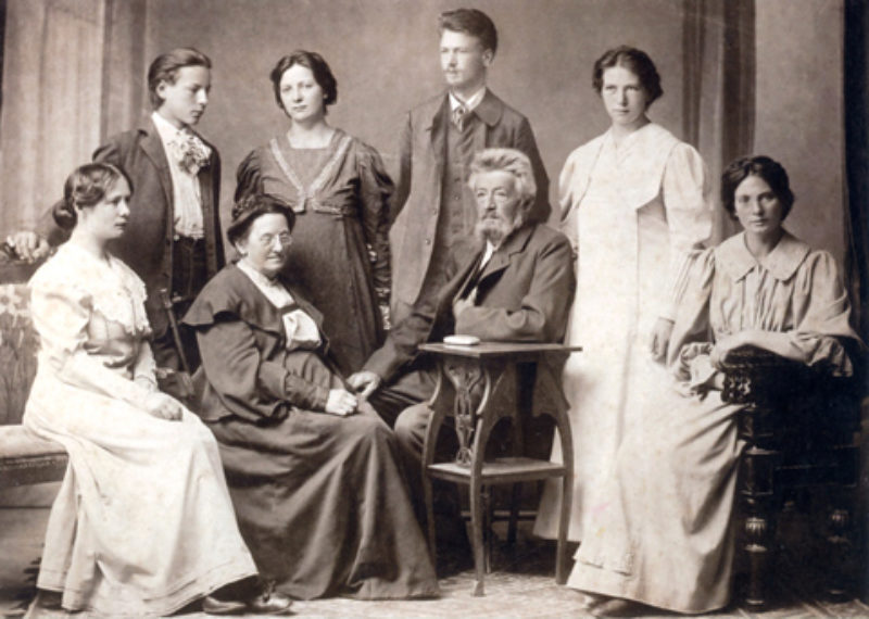 Das um 1907 entstandene Familienbild zeigt die ...