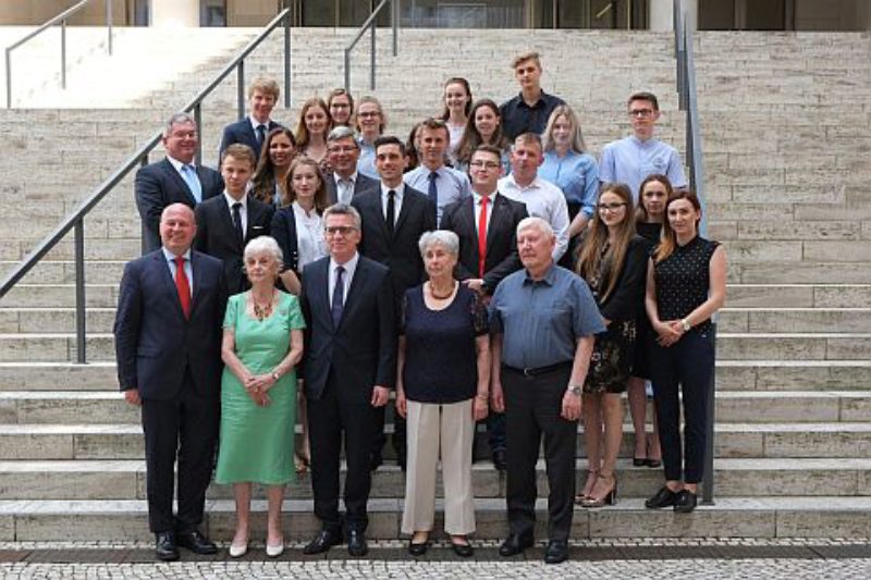 Gruppenfoto nach dem Zeitzeugengesprch. Vorn im ...