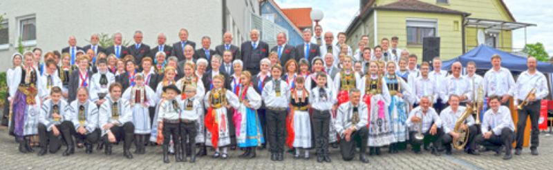 Gruppenbild am Siebenbrger Haus: Die ...