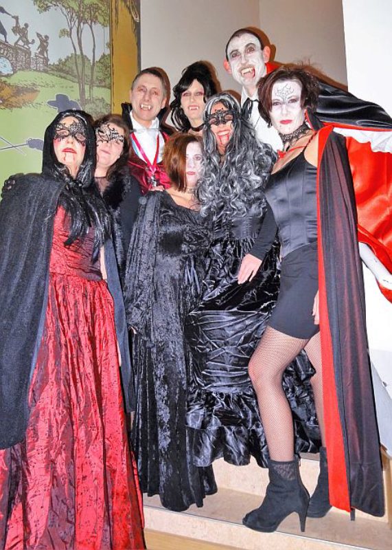 Vampire unter sich beim Faschingsball der ...