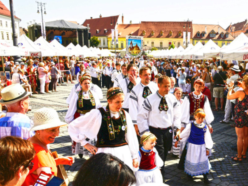 Tanzgruppe Wels beim Trachtenumzug in ...